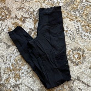 Lululemon tight with mesh detailing down the sides size 4 euc